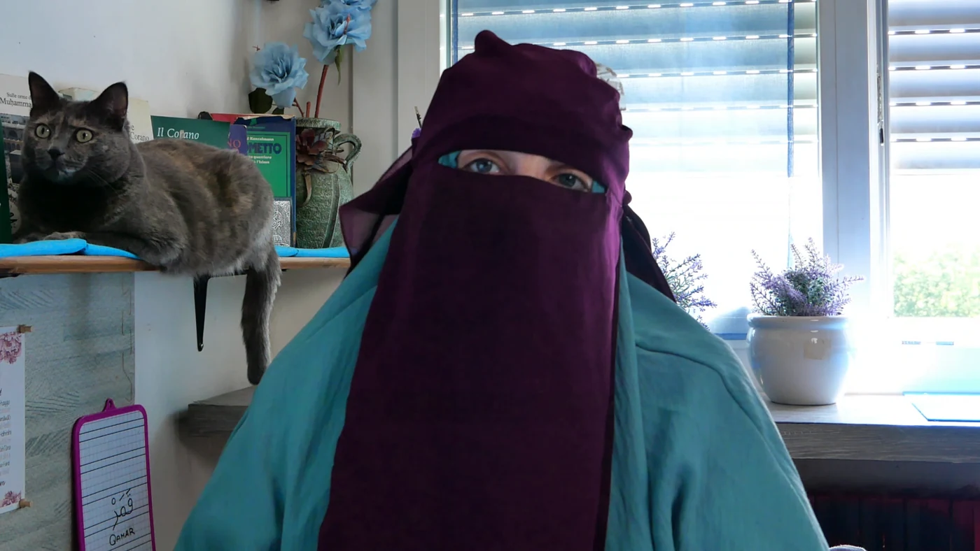 Susanna Gagliano durante una spiegazione coinvolgente nella puntata 9 della masterclass Min al-Ḥarām ilā Allāh