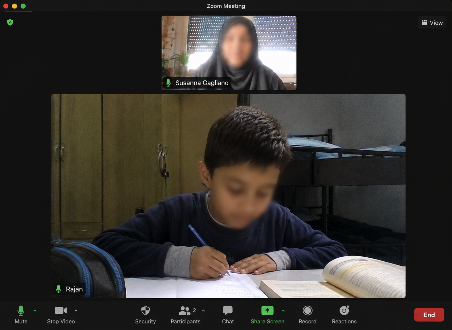 Bambino durante una lezione islamica individuale online